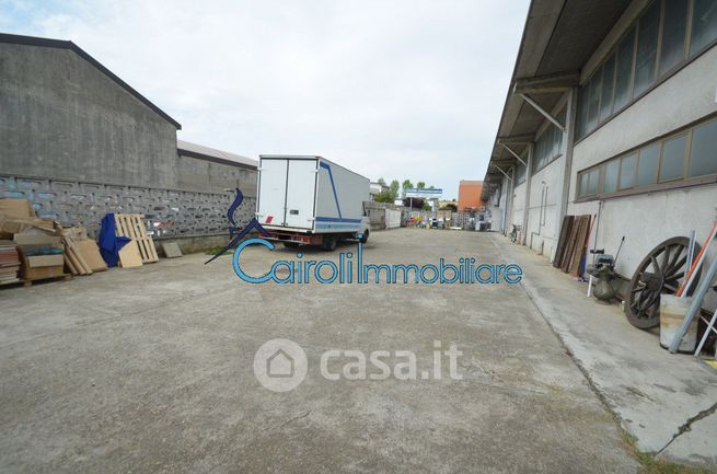 Capannone in commerciale in 