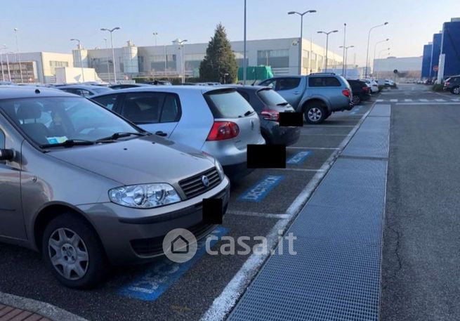Box/posto auto in residenziale in Via Lavoratori Autobianchi 1