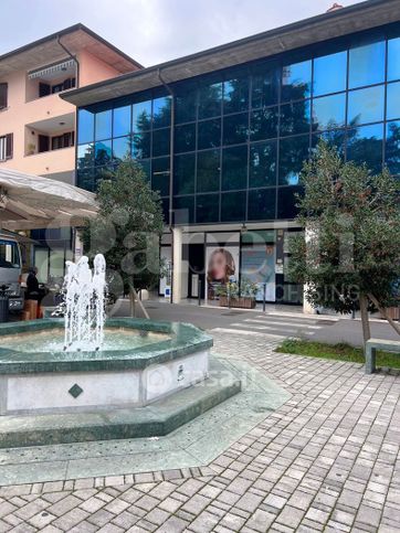 Ufficio in commerciale in Via Adelchi Negri