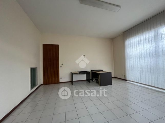 Ufficio in commerciale in Via Monte Novegno 45