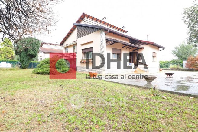 Casa indipendente in residenziale in Via Roma