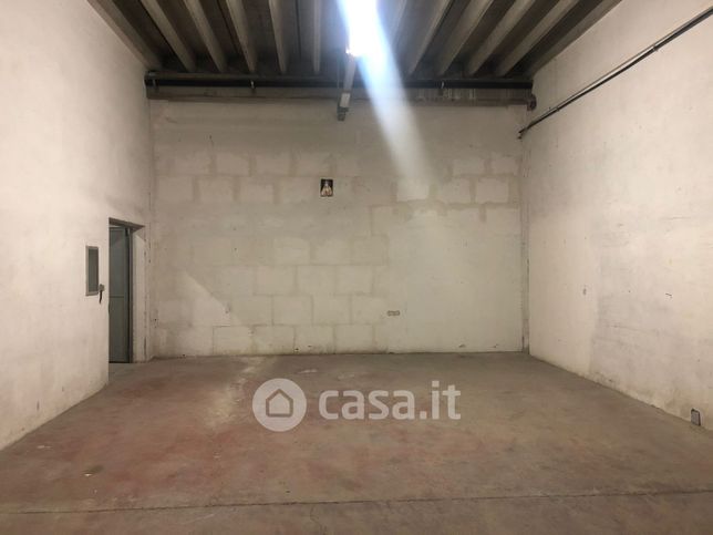 Capannone in commerciale in Via Edmondo de Amicis