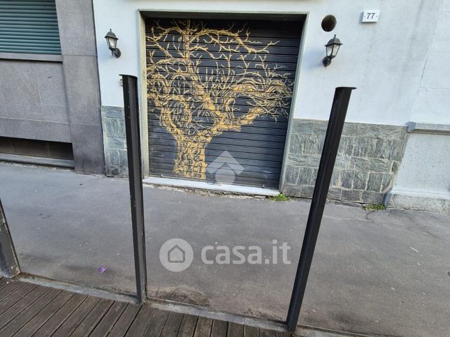 Negozio/locale commerciale in commerciale in Via Parmigianino 16