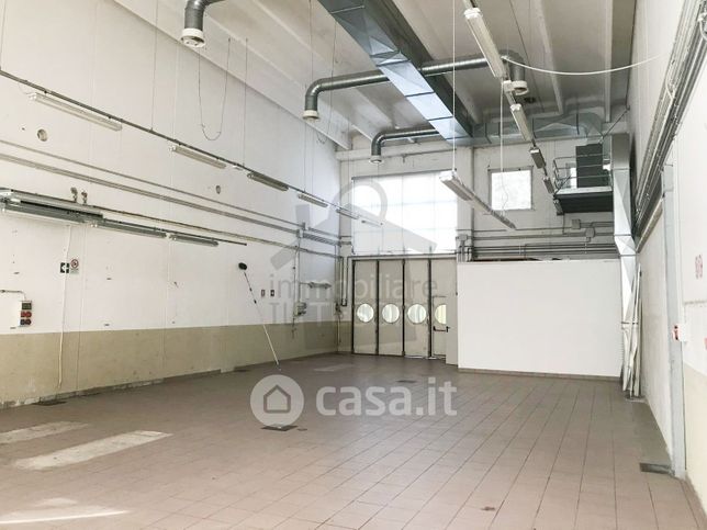 Capannone in commerciale in Via dell'Olmo