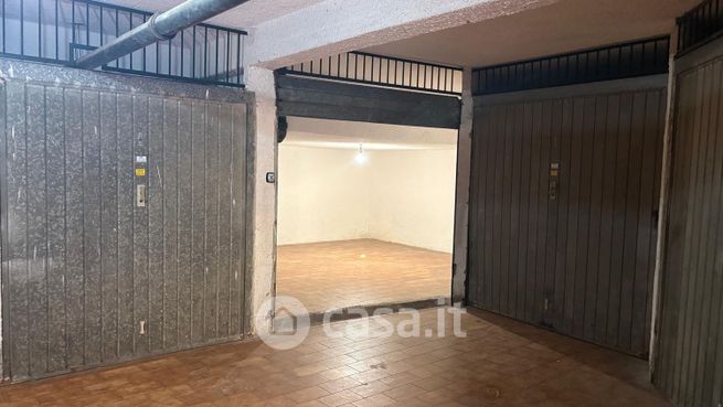 Box/posto auto in residenziale in Via Napoli