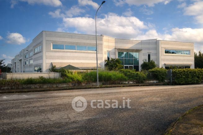 Capannone in commerciale in Via delle Scienze 20
