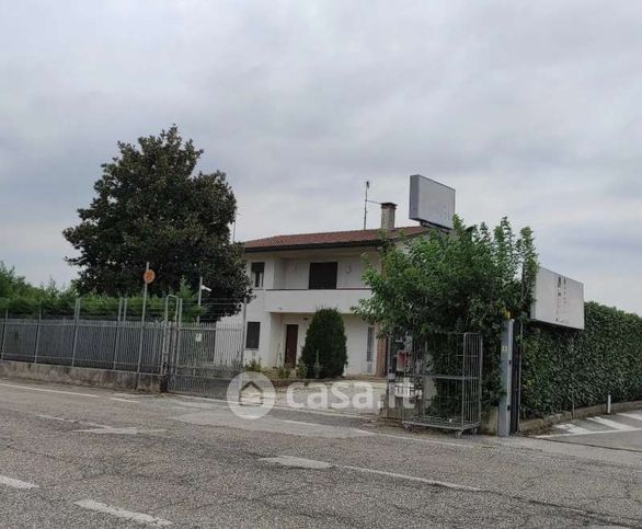 Capannone in commerciale in Via Emilia