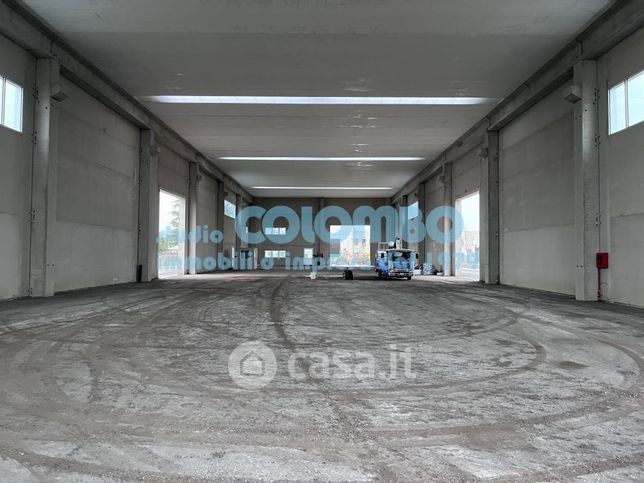 Capannone in commerciale in Via Industriale