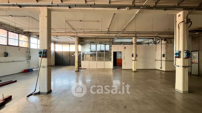 Capannone in commerciale in Via Alessandro Allori 18