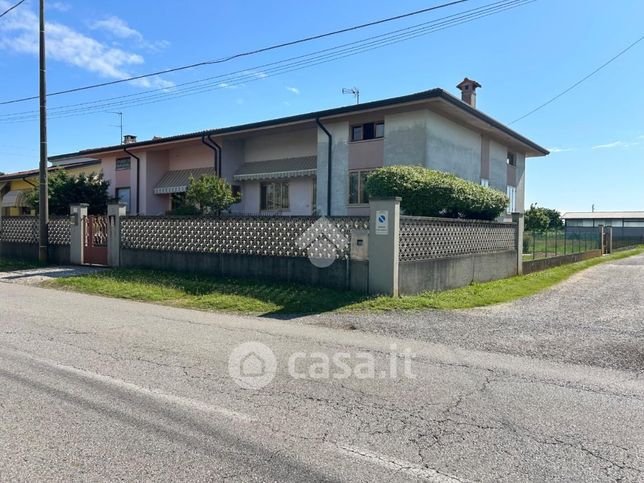Villa in residenziale in Via Lonca 13