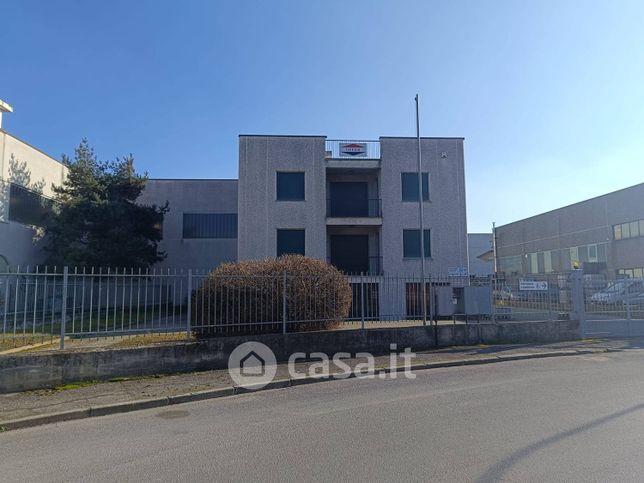 Capannone in commerciale in Via Cesare Luda