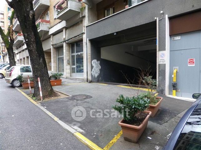 Box/posto auto in residenziale in Viale Raffaello Sanzio 13