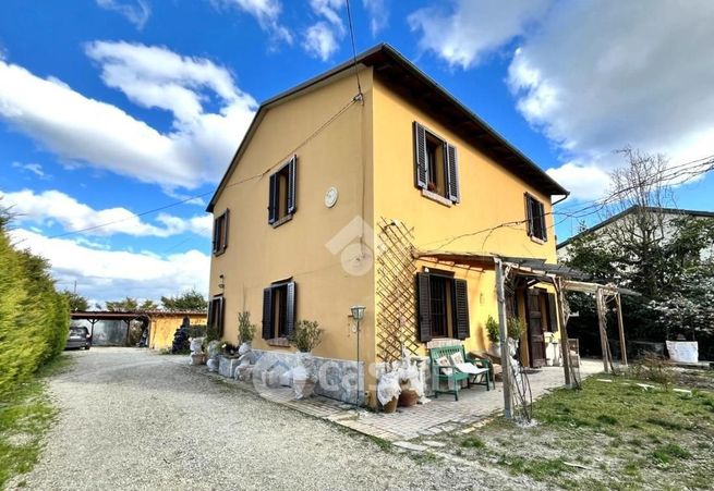 Casa indipendente in residenziale in Via Bassa 11