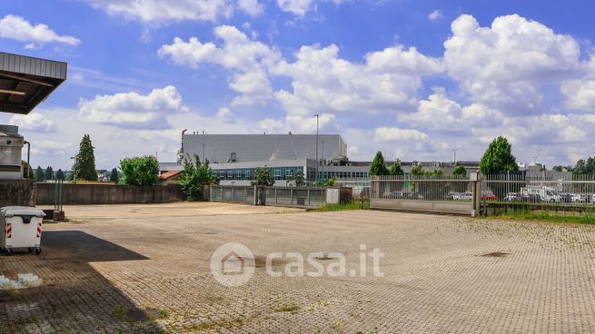 Capannone in commerciale in Via Caio Plinio