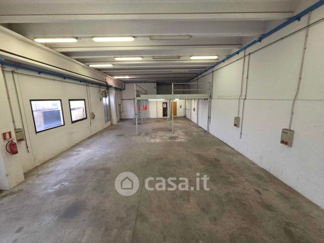 Capannone in commerciale in Via Lago Maggiore 30