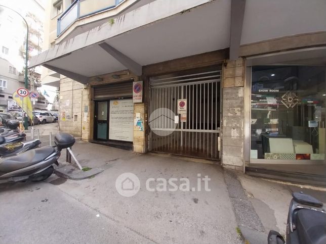 Box/posto auto in residenziale in Via Domenico Fontana 62