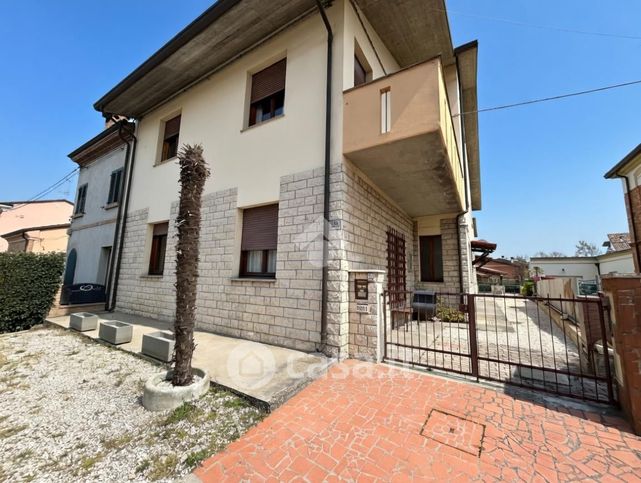 Casa indipendente in residenziale in Via Lunga 30