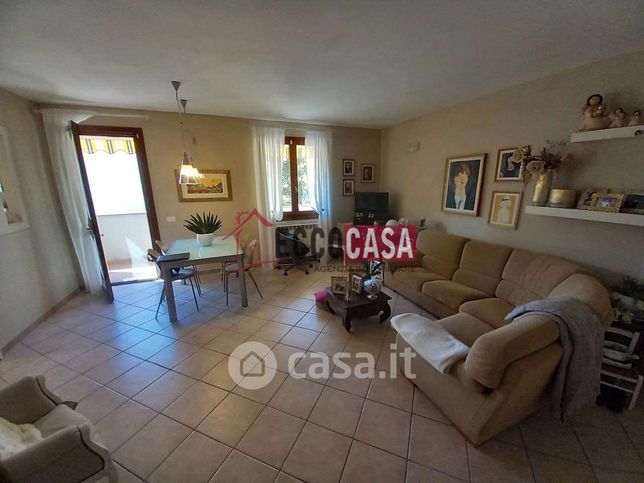 Casa bi/trifamiliare in residenziale in 