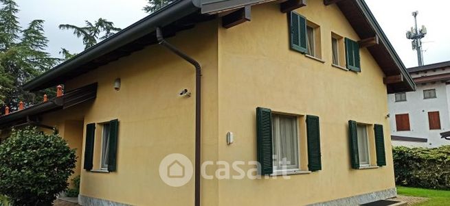 Villa in residenziale in Via Oltrepò 17