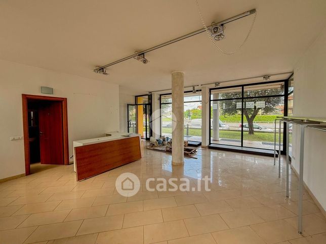 Ufficio in commerciale in Via degli Ulivi 1