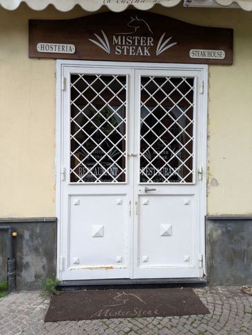 Attivitã /licenza (con o senza mura) in commerciale in Largo del Rosso