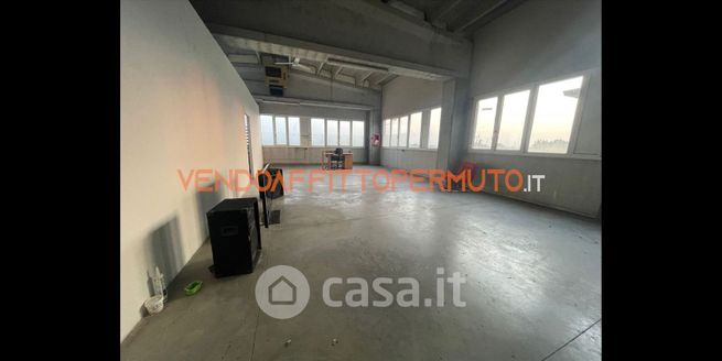Capannone in commerciale in 