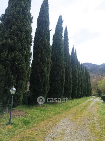 Casa bi/trifamiliare in residenziale in 