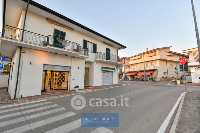 Negozio/locale commerciale in commerciale in Via O. Pepi 39