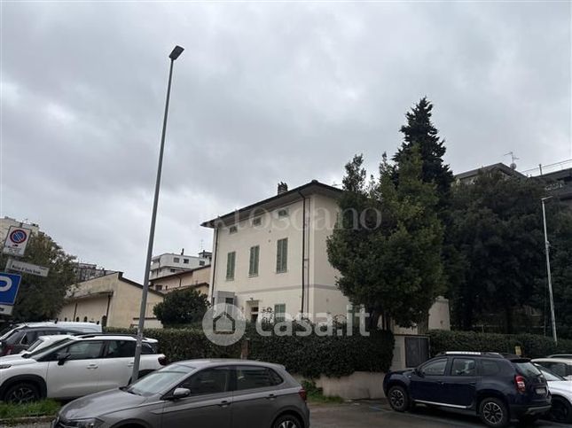 Attivitã /licenza (con o senza mura) in commerciale in Via Santa Gonda
