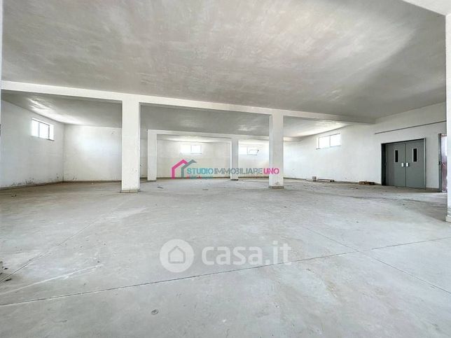 Capannone in commerciale in Via Sentino