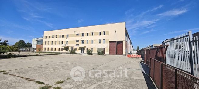 Capannone in commerciale in Via Asti 69