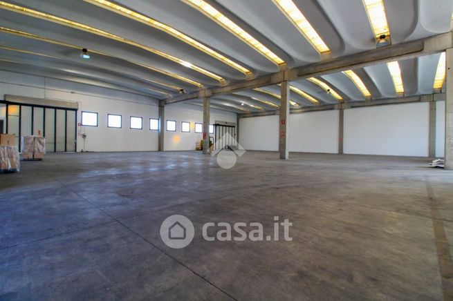 Capannone in commerciale in Via Gardale