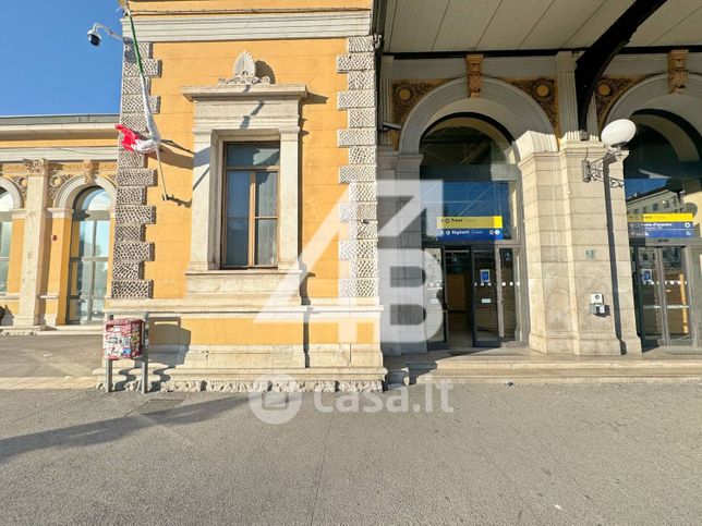 Attivitã /licenza (con o senza mura) in commerciale in Piazza della LibertÃ  8