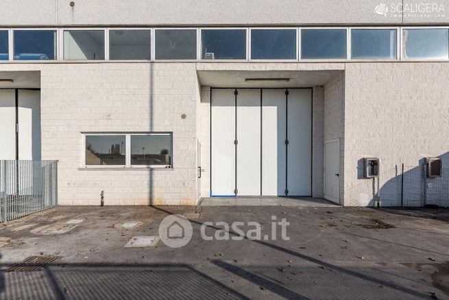 Capannone in commerciale in Via dell'Artigianato 29