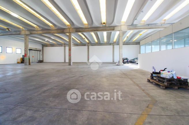 Capannone in commerciale in Via Gardale