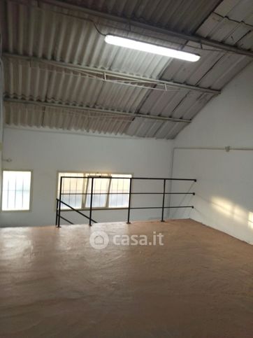 Capannone in commerciale in 