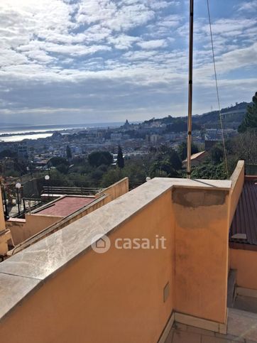 Casa indipendente in residenziale in Salita Tre Monti 14