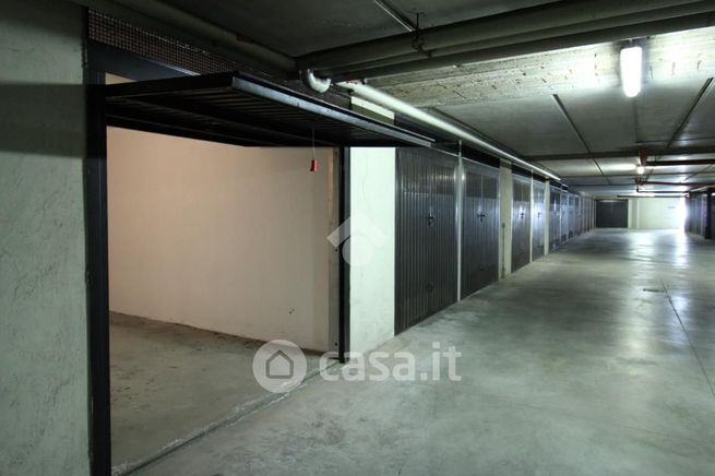 Box/posto auto in residenziale in Via Trento e Trieste 4