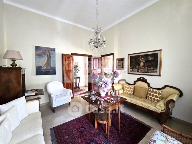 Casa bi/trifamiliare in residenziale in 