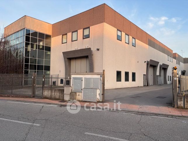 Capannone in commerciale in Via Enrico Fermi