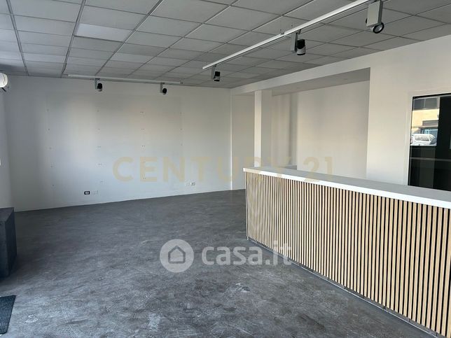 Negozio/locale commerciale in commerciale in Viale del Lavoro