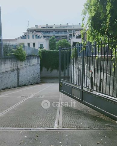 Box/posto auto in residenziale in Corso Leonardo da Vinci 31