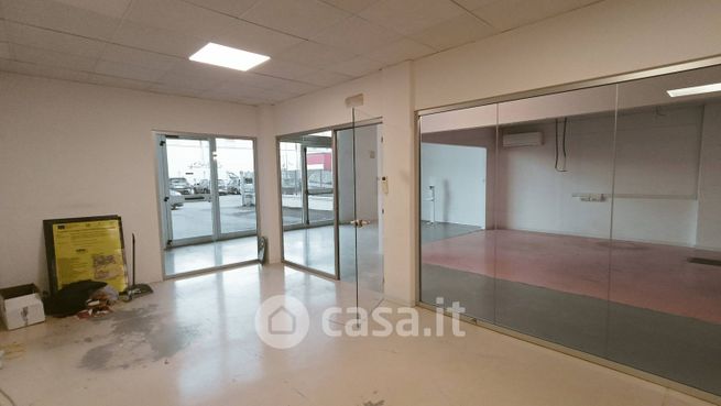 Capannone in commerciale in 