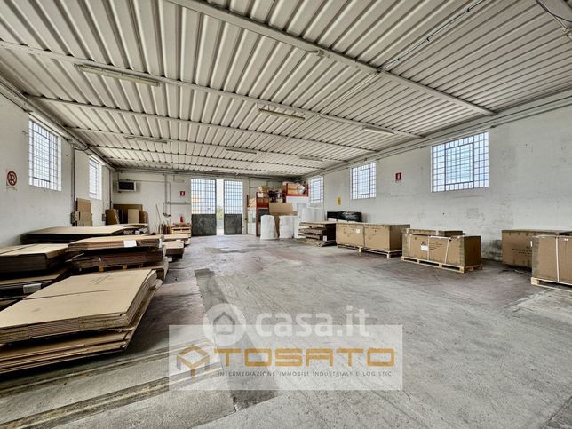 Capannone in commerciale in