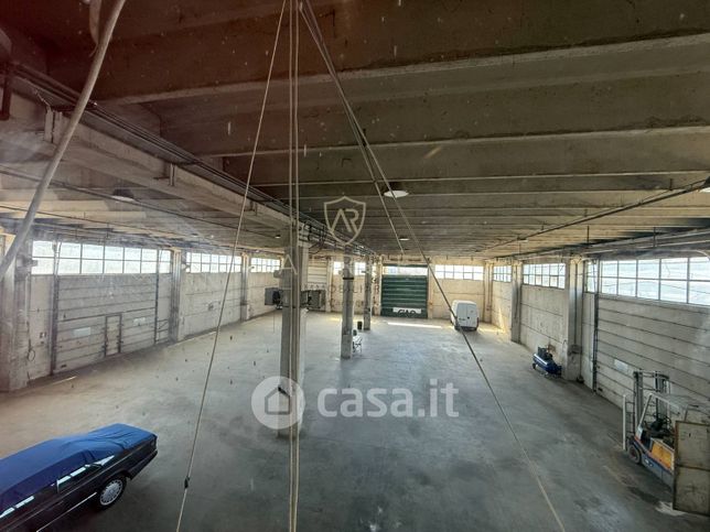 Capannone in commerciale in Via Papa Leone XIII 46