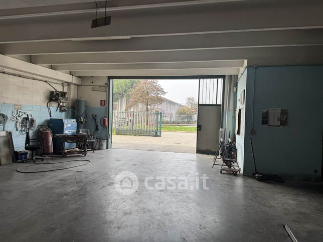 Capannone in commerciale in Via Piersanti Mattarella