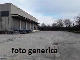 Capannone in commerciale in 