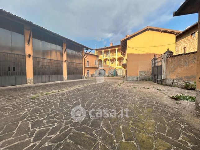Rustico/casale in residenziale in Piazza Locatelli 20