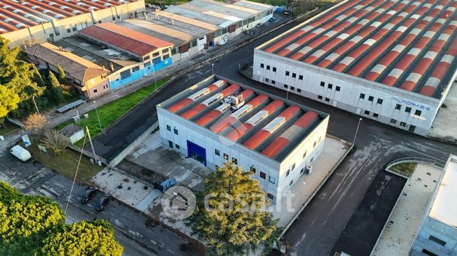 Capannone in commerciale in Via Benaco 90