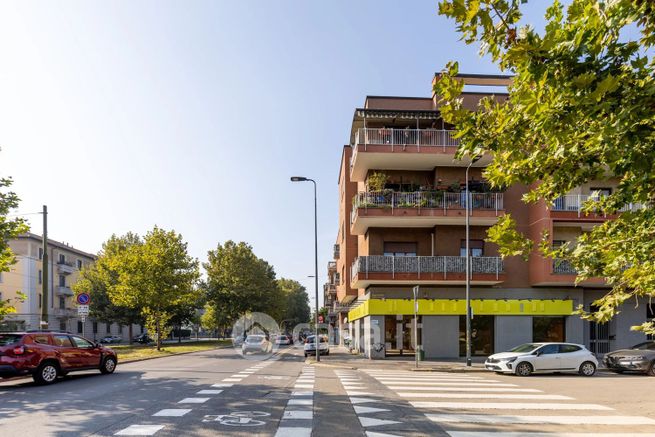 Attivitã /licenza (con o senza mura) in commerciale in Piazzale Giuseppe Massari 1